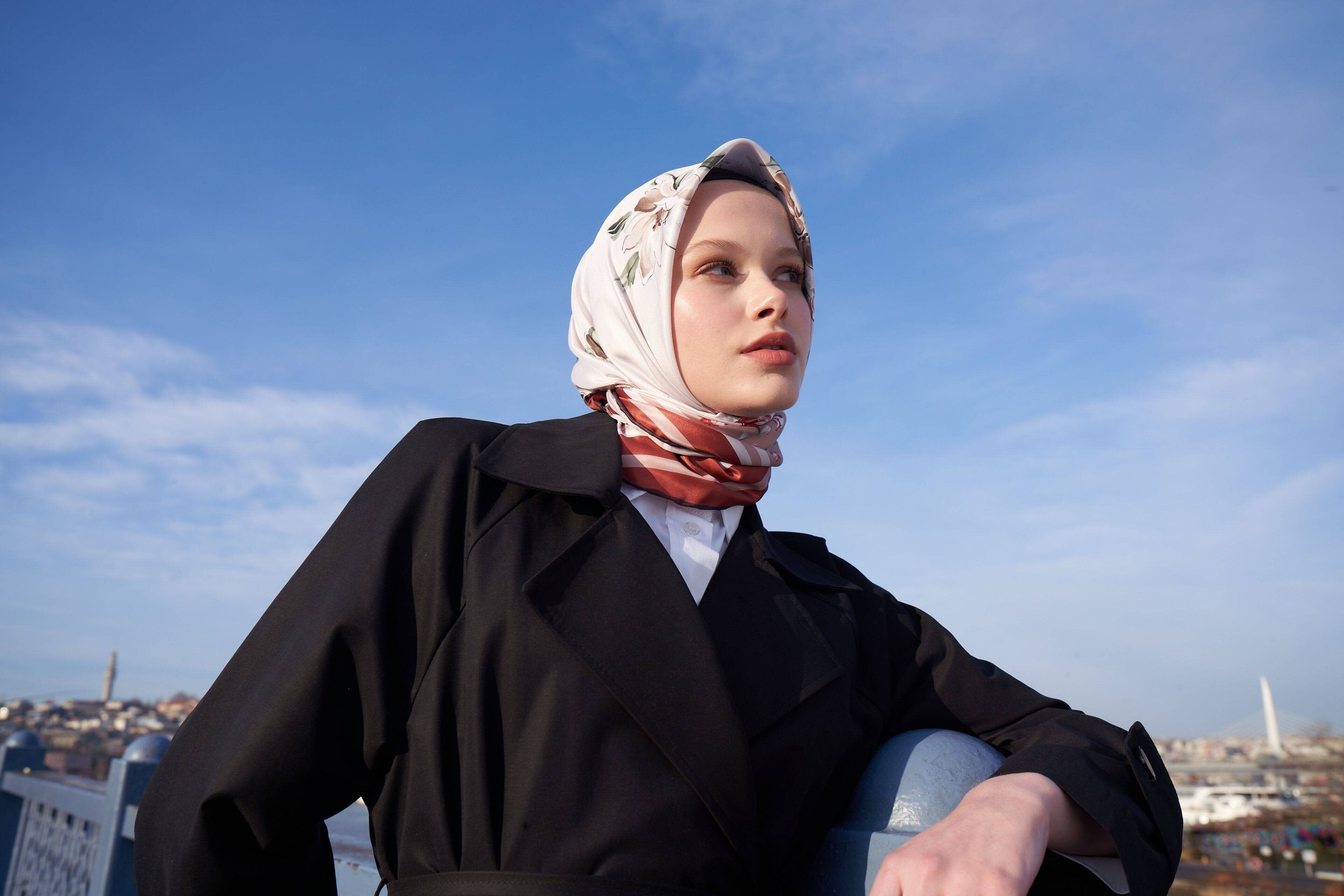 Mevsimlere Göre Şal Seçimi: Hangi Kumaşlar Tercih Edilmeli?