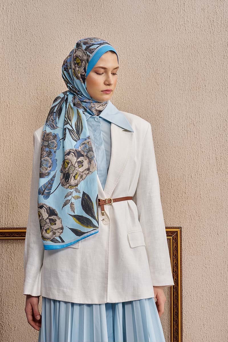 Celebrity Carmina Şal - Mavi