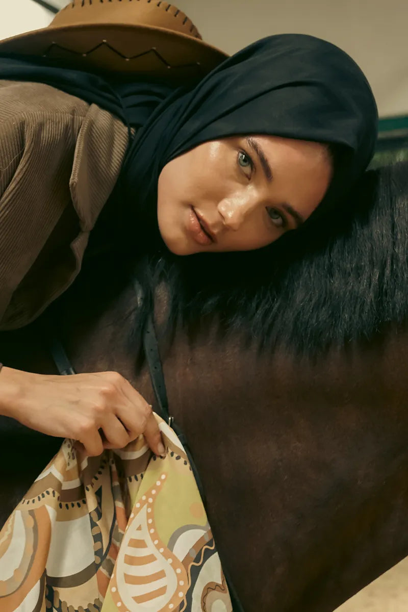 Silky Jacquard Shawl with Zigzag Pattern - Black