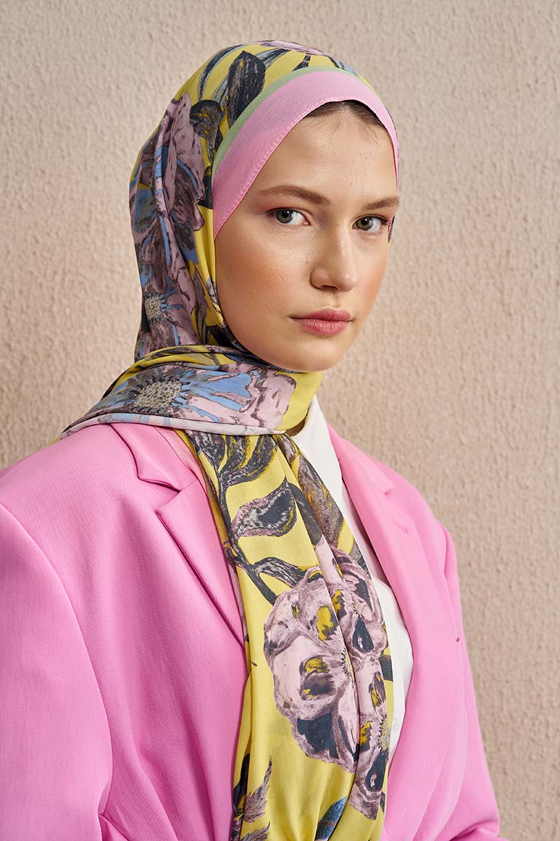 Celebrity Carmina Şal - Sarı