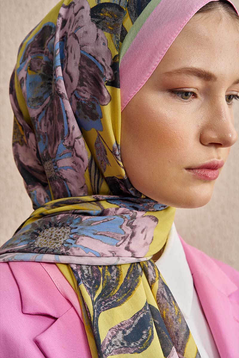 Celebrity Carmina Şal - Sarı