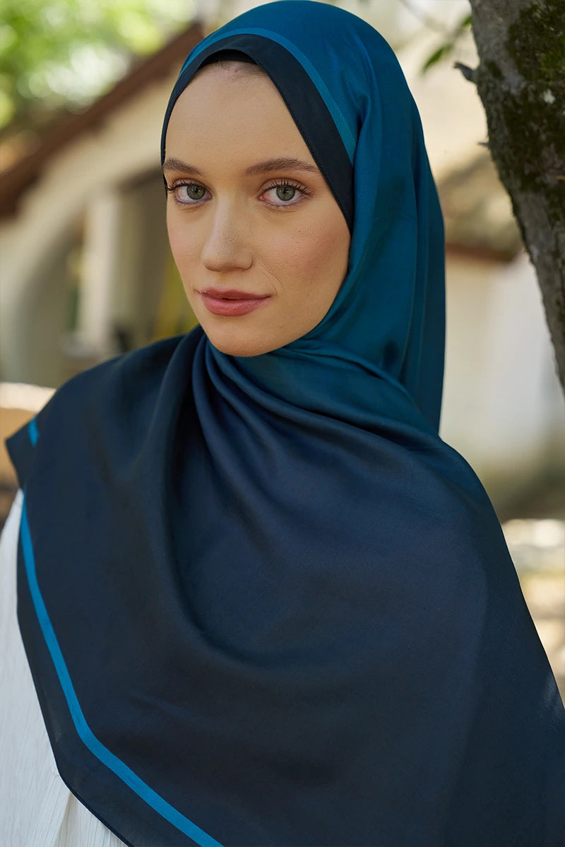 Inspired Gradient Pattern Shawl - Navy Blue