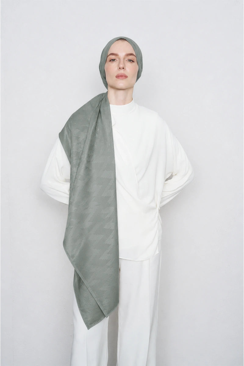Silky Jacquard Shawl with Zigzag Pattern - Dark Grey