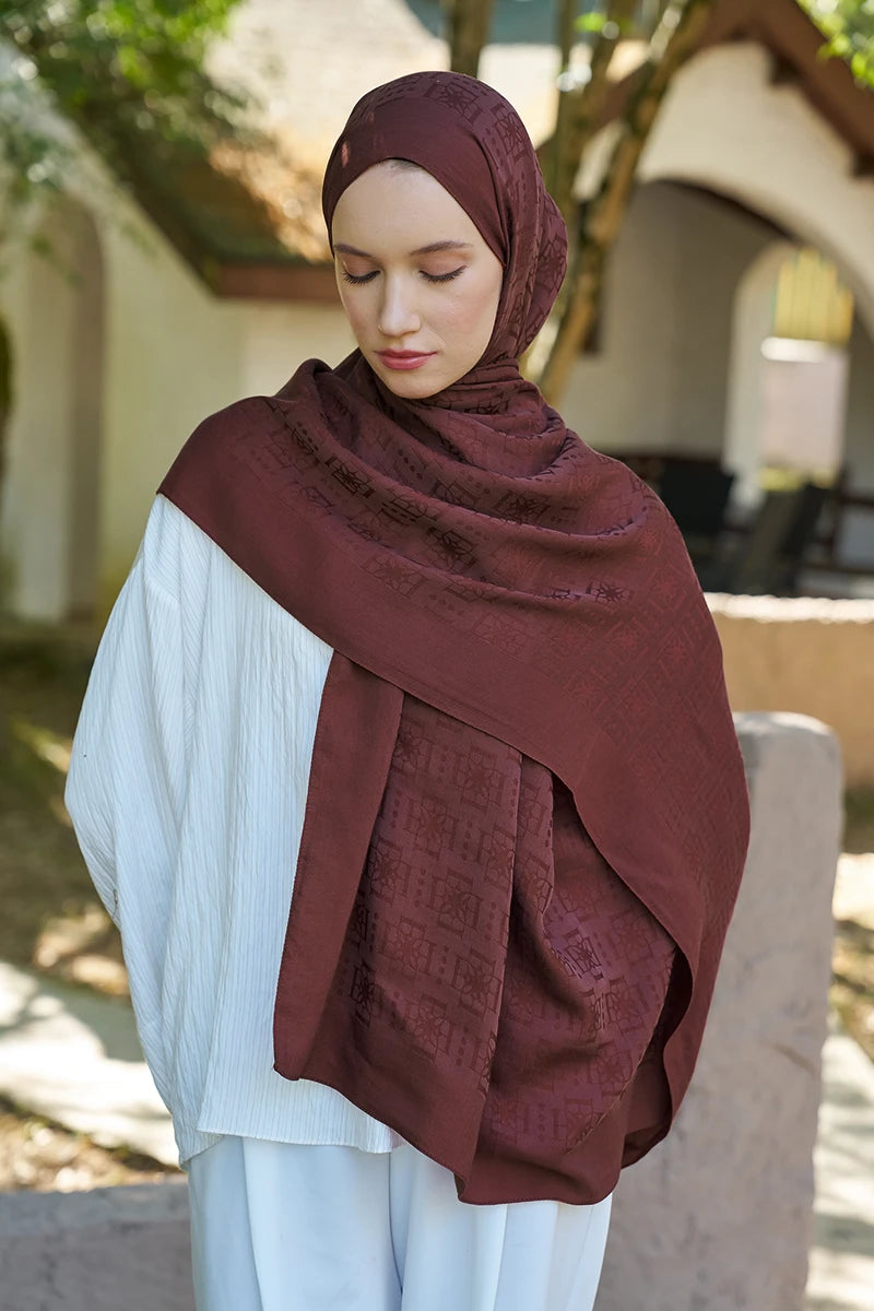 Naia Cotton Logo Pattern Shawl - Reddish Brown